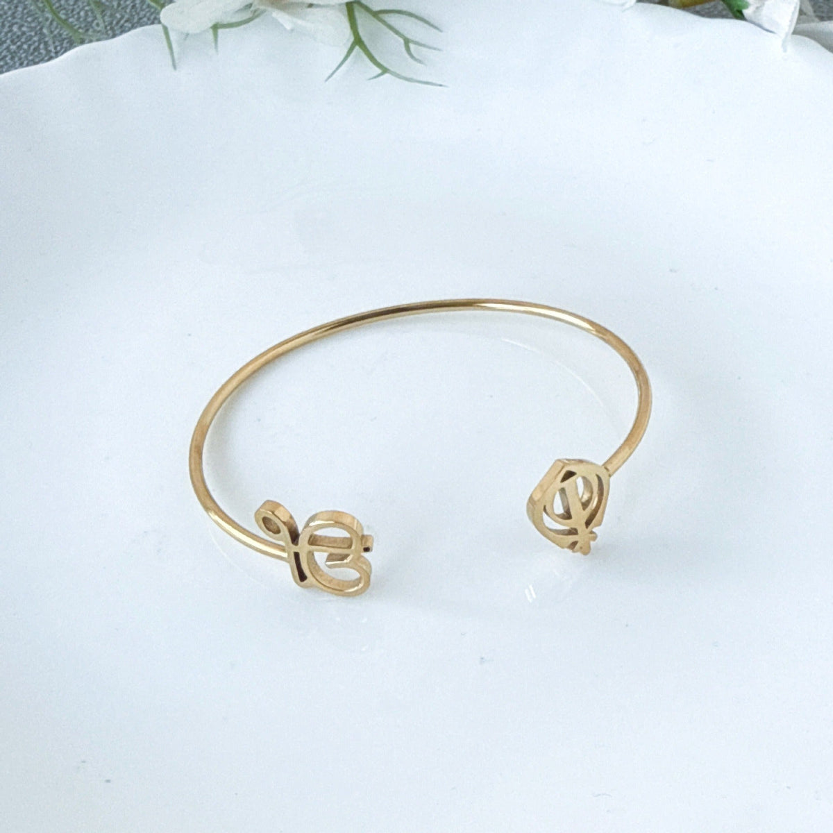 18K gold open-design smooth bangle bracelet