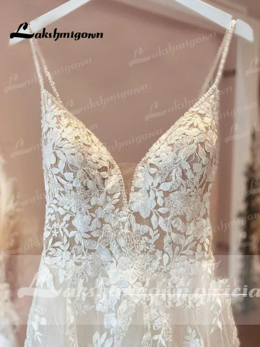 Spaghetti Straps Vintage Lace Wedding Dress With V Neckline Bride Dress Tulle Beach Bridal Gown trouwjurk Customized