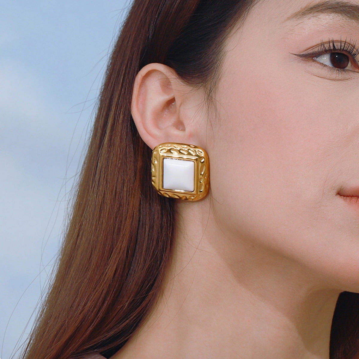 18K gold arc-shaped square inlaid gemstones with exquisite design and noble earrings
