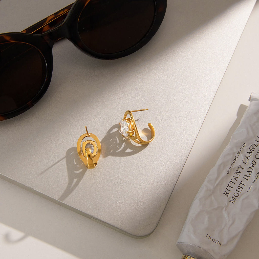 Light luxury, high-end zircon stud earrings for autumn and winter.