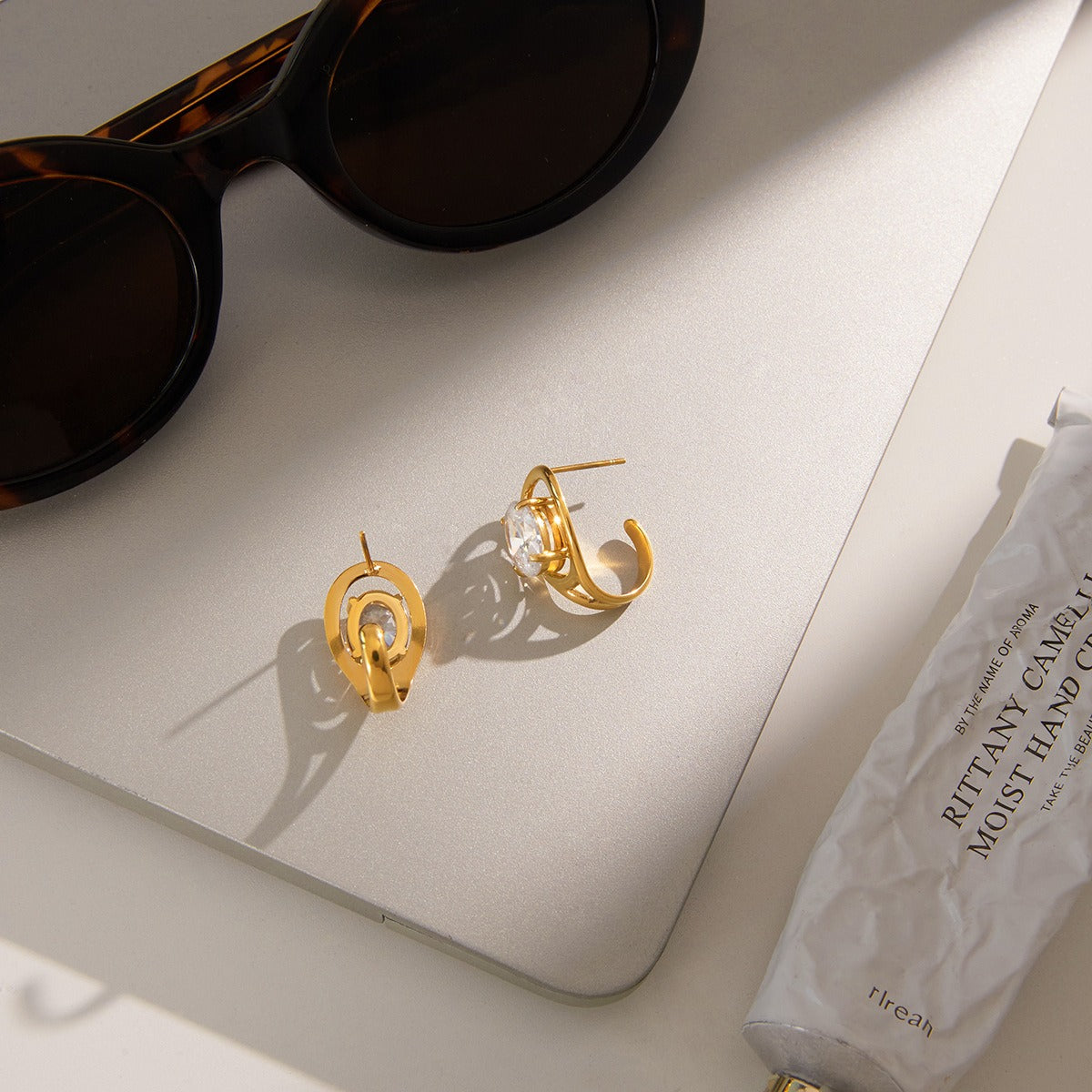 Light luxury, high-end zircon stud earrings for autumn and winter.