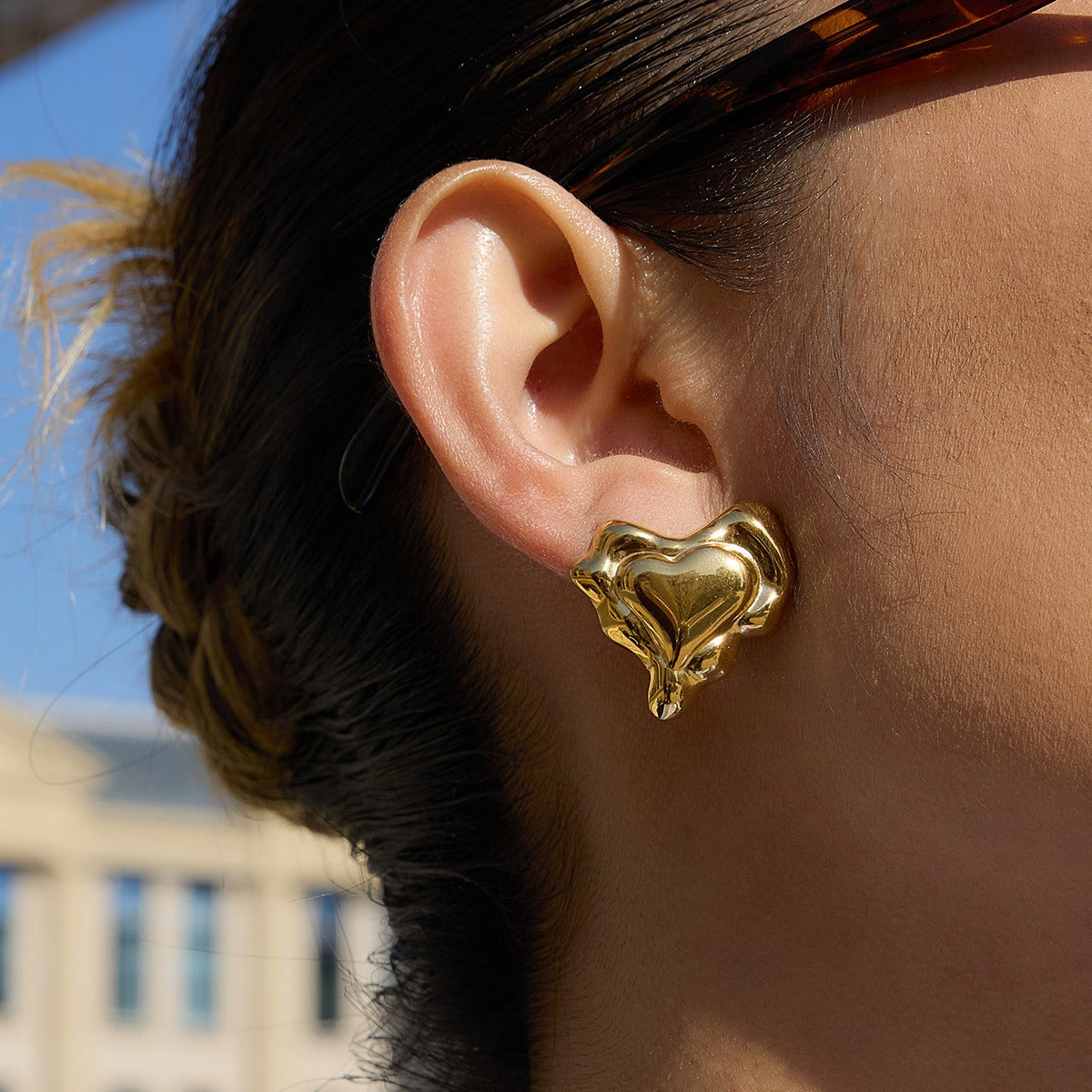 Heart-shaped stud earrings, high-end autumn/winter jewelry.