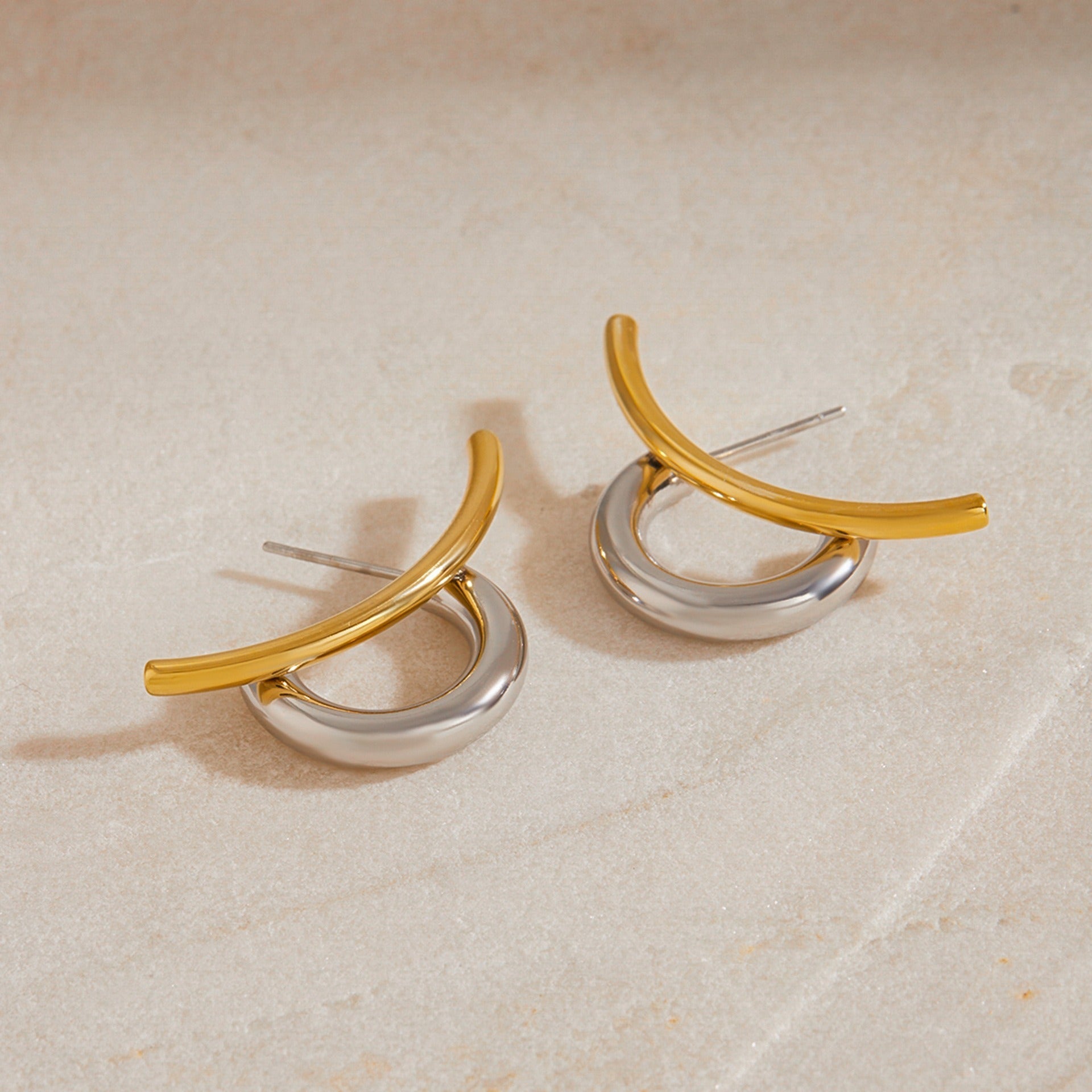18K gold double C-shaped earrings with gold and silver color matching design, trendy and personalized