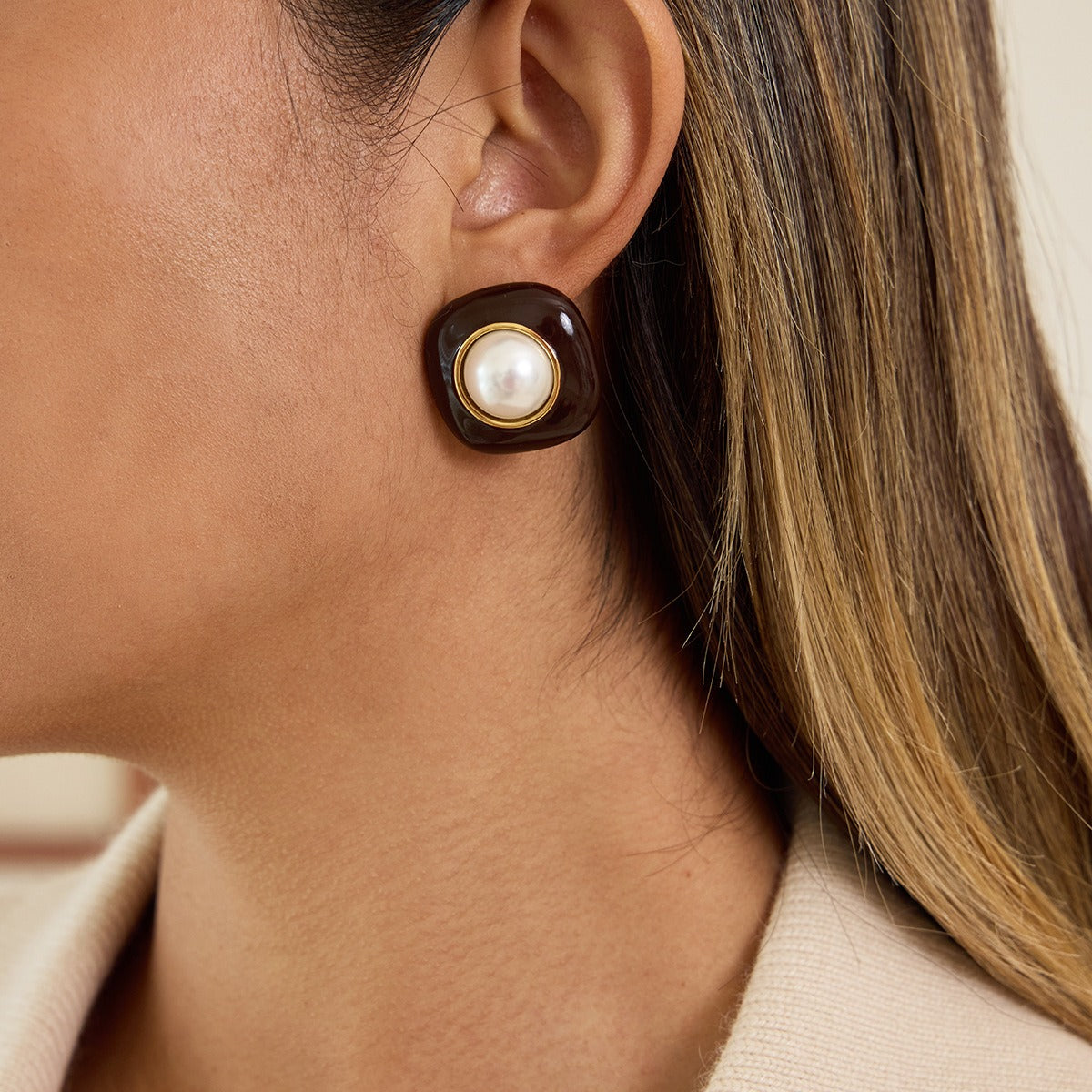 18K gold-plated titanium steel stud earrings with enamel and pearls.