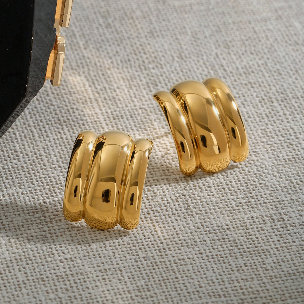18k gold C-shaped wide face with striped design, fashionable and simple earrings