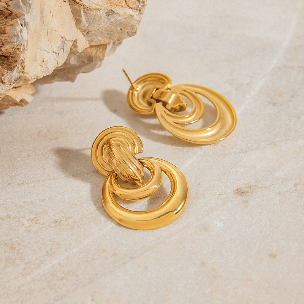 18K gold hollow crescent design classic and fashionable earrings