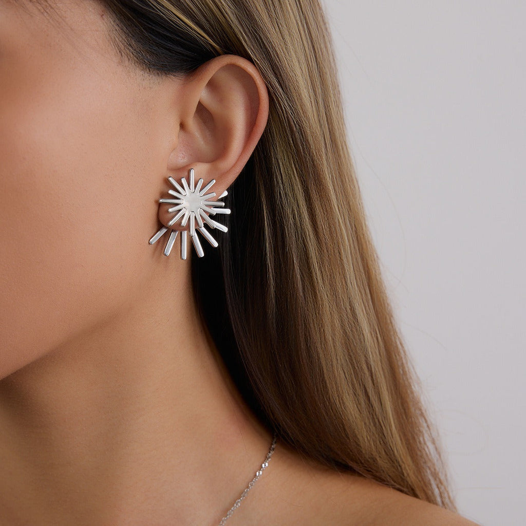 18K gold sun-shaped earrings with simple and elegant design