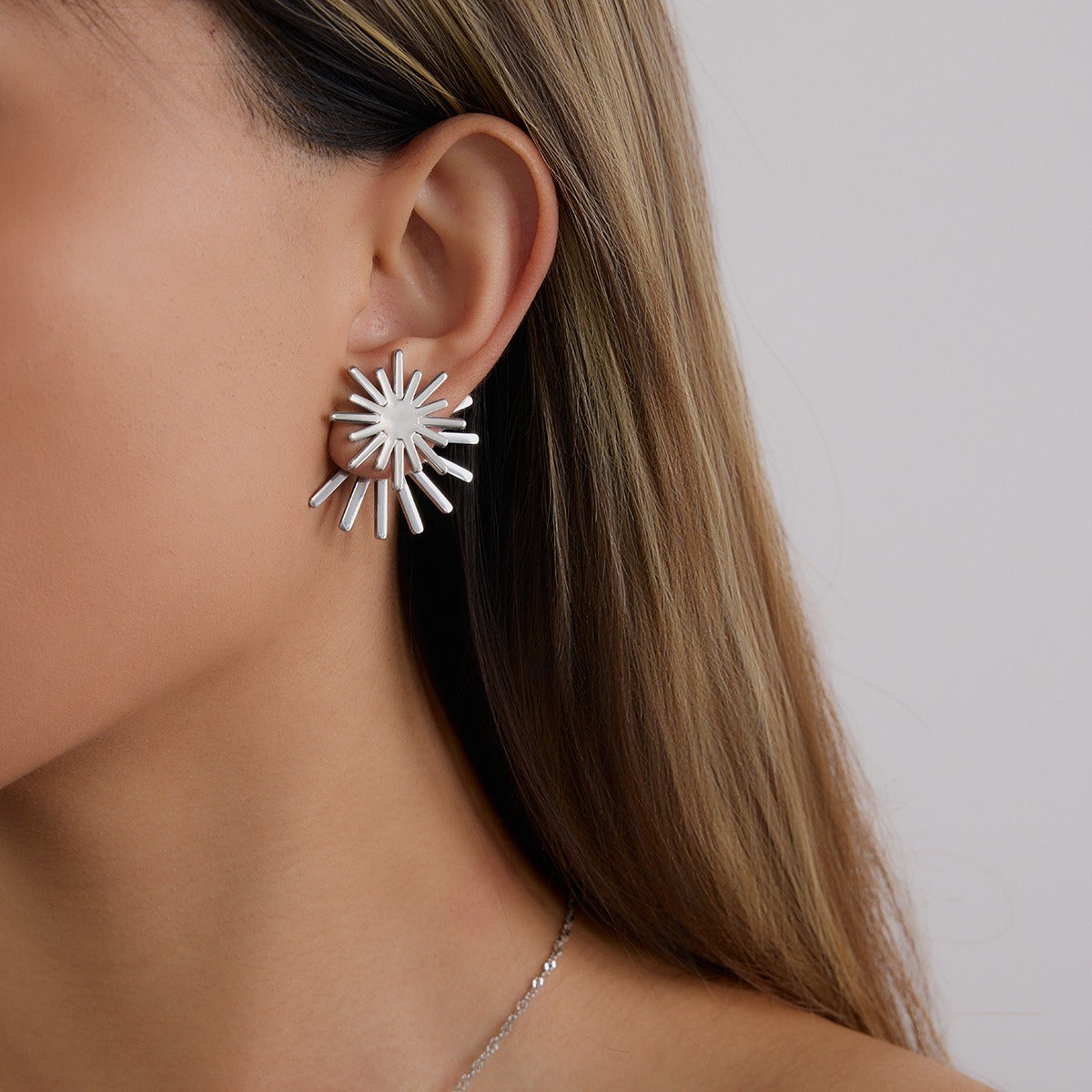 18K gold sun-shaped earrings with simple and elegant design
