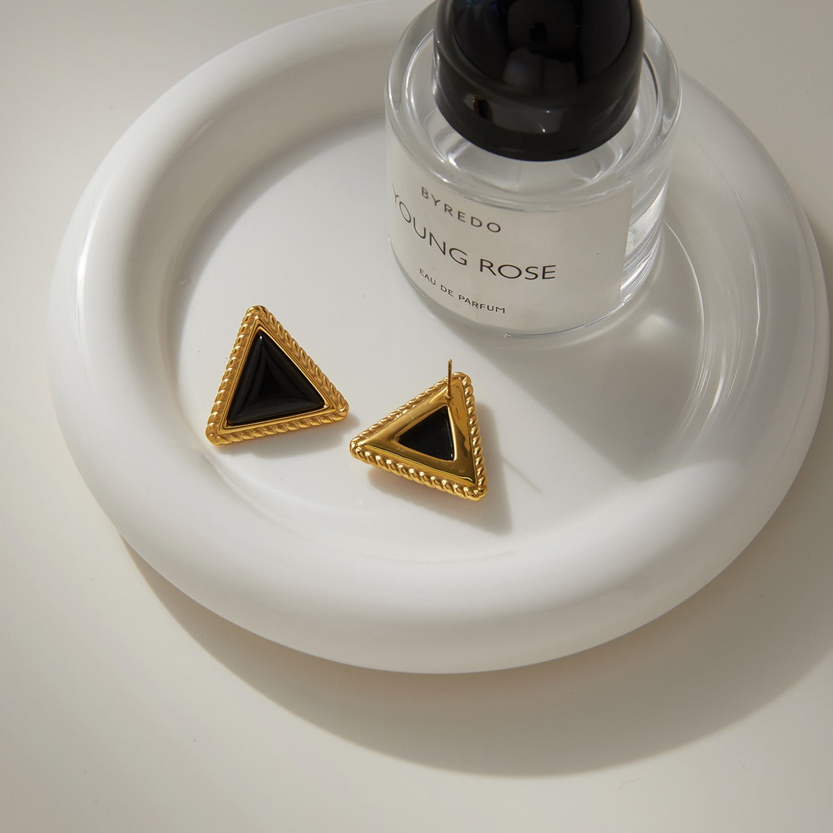 18K gold triangle black onyx stud earrings, a sophisticated and stylish accessory for autumn and winter.