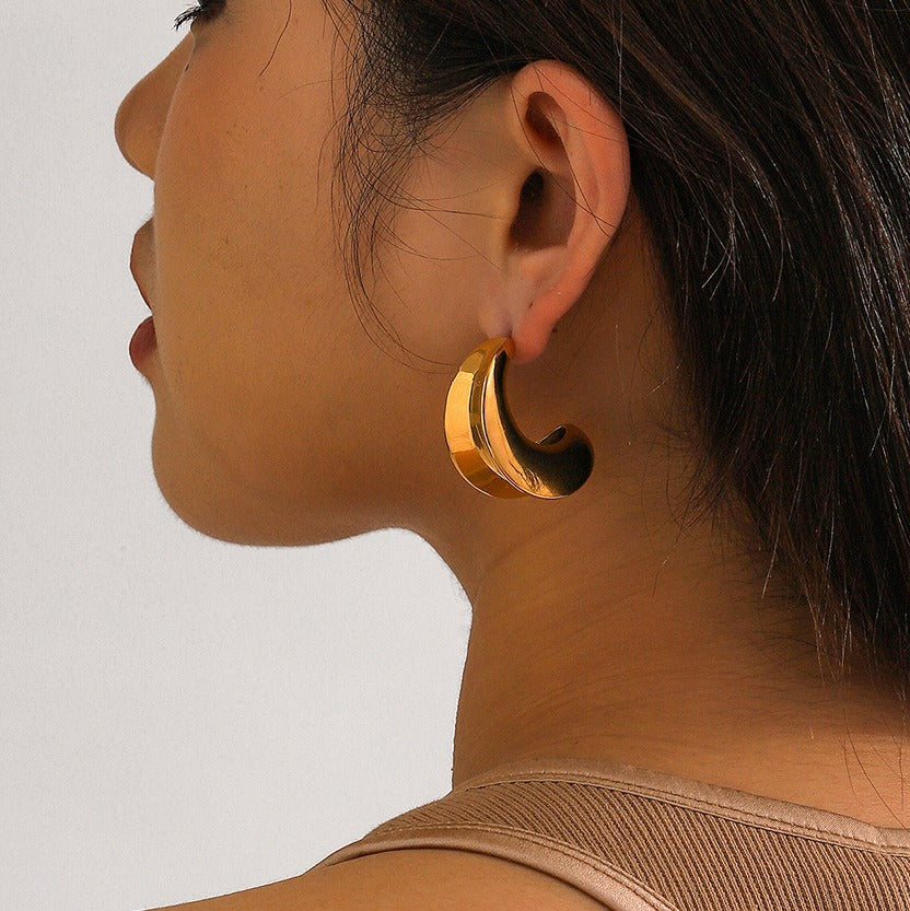 18k gold crescent-shaped design trendy and personalized earrings