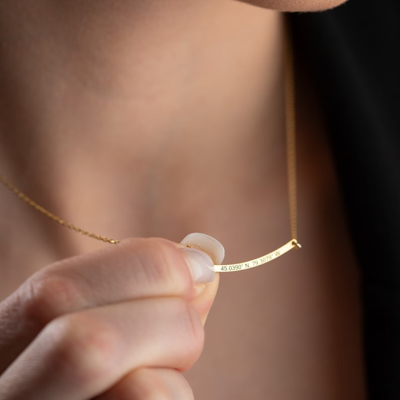 Customized Curved Bar Name Necklace