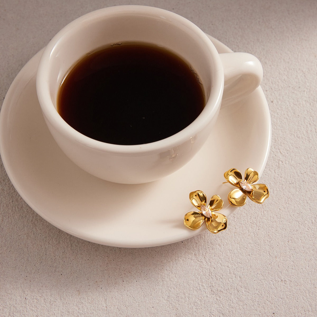 18K gold-plated, luxurious and high-end titanium steel flower-shaped stud earrings with cubic zirconia.