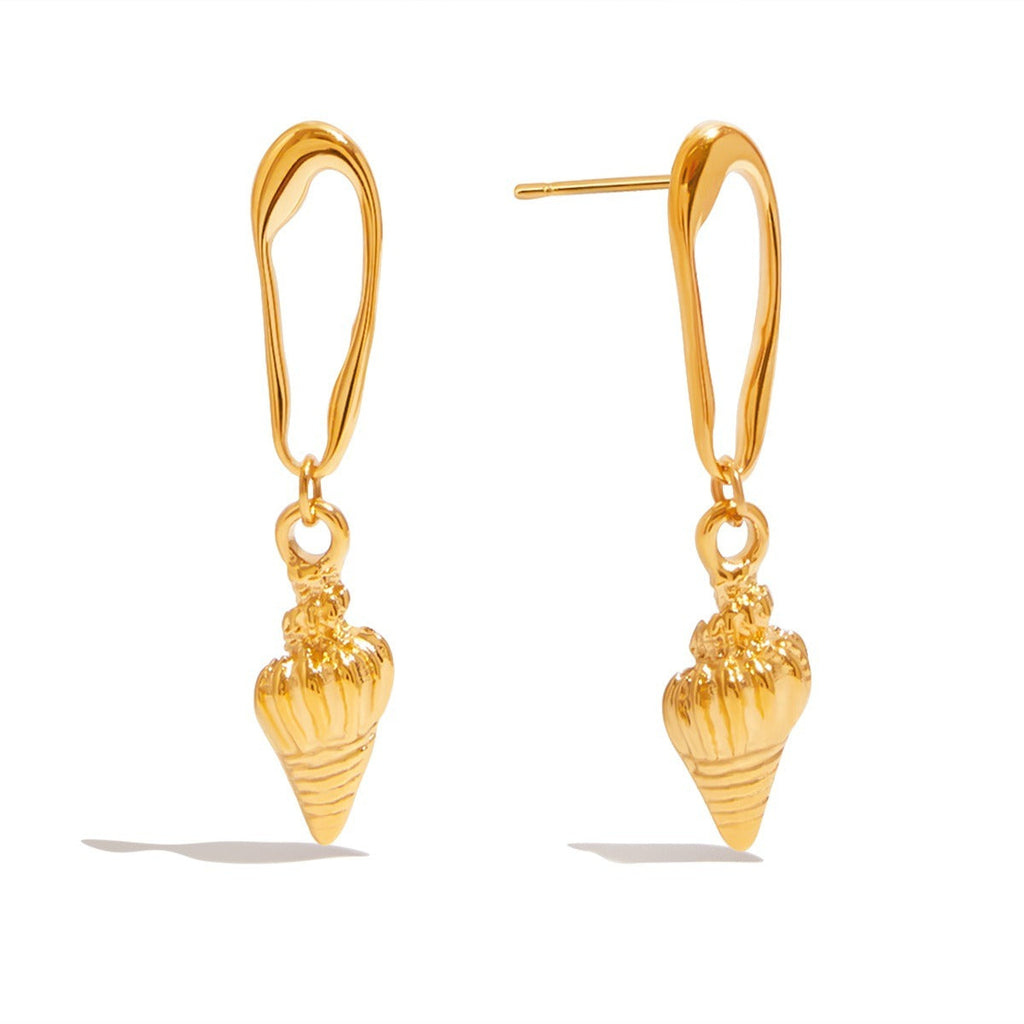 18K gold conch-shaped earrings with textured beach style