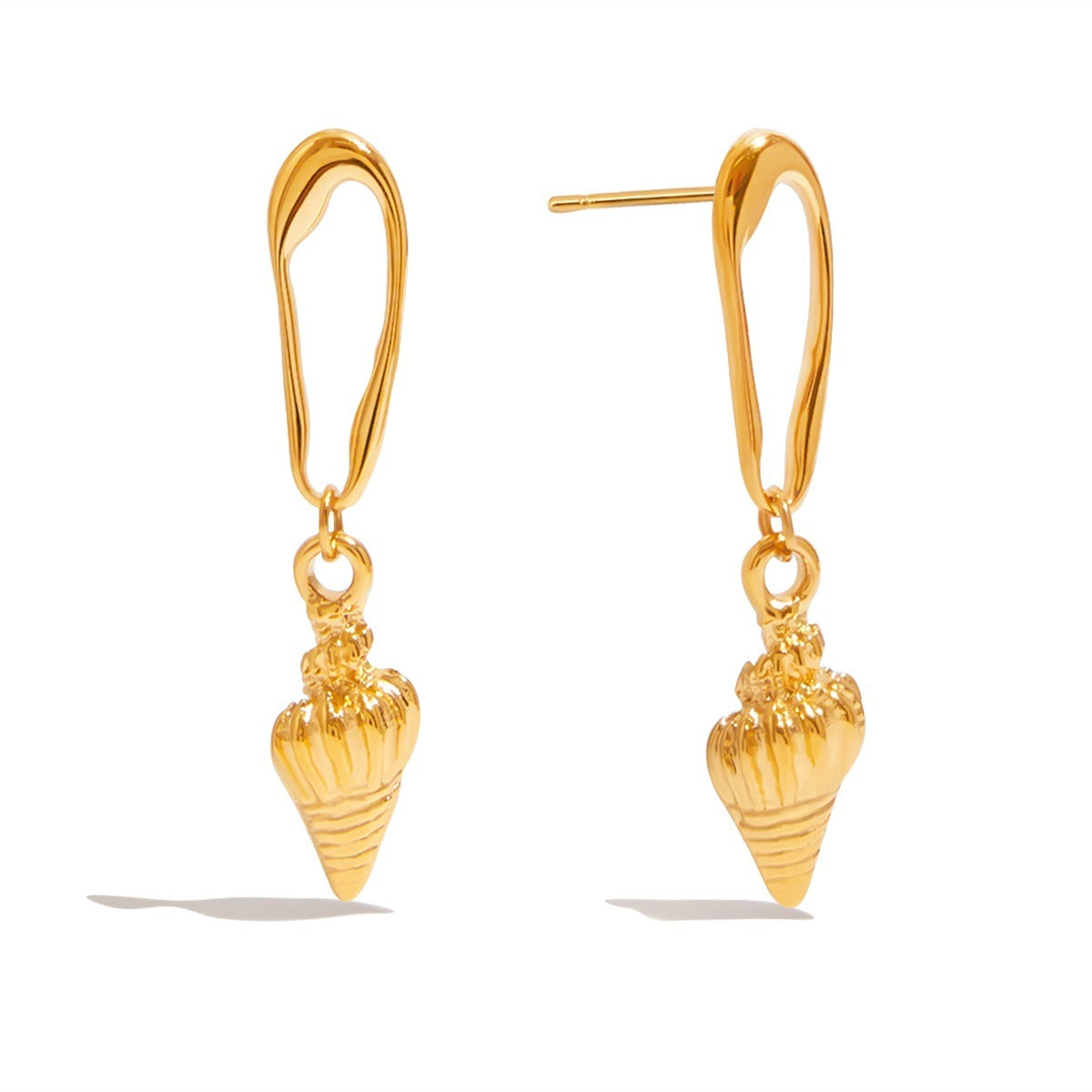 18K gold conch-shaped earrings with textured beach style