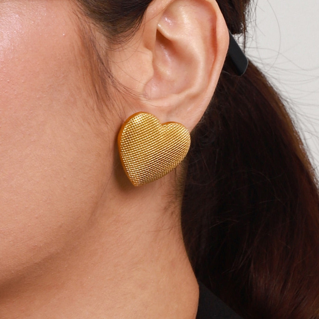 18k gold heart-shaped earrings with grainy design