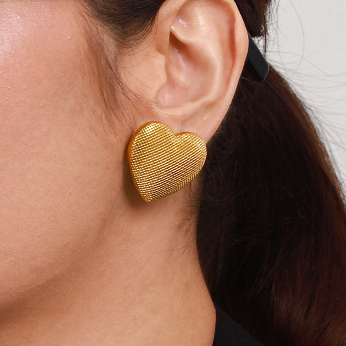18k gold heart-shaped earrings with grainy design