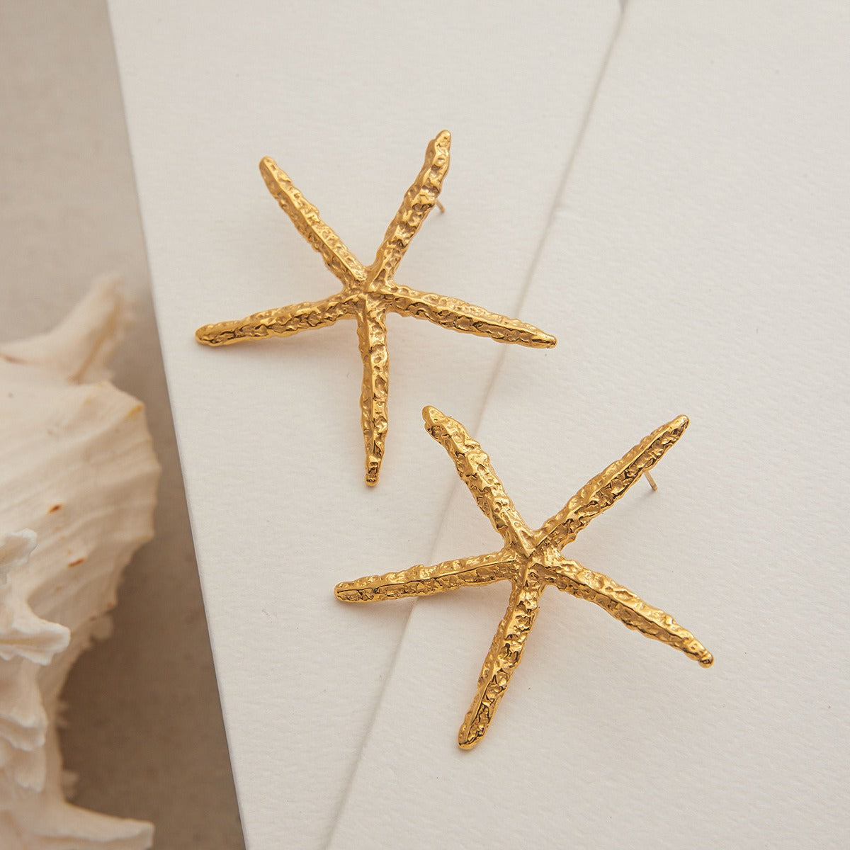 18K gold starfish-shaped earrings with a simple and unique design