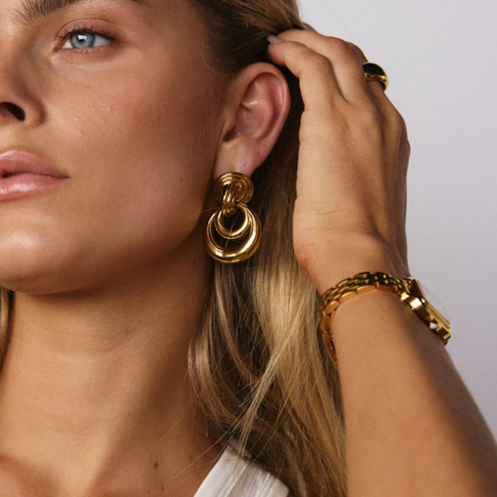 18K gold hollow crescent design classic and fashionable earrings