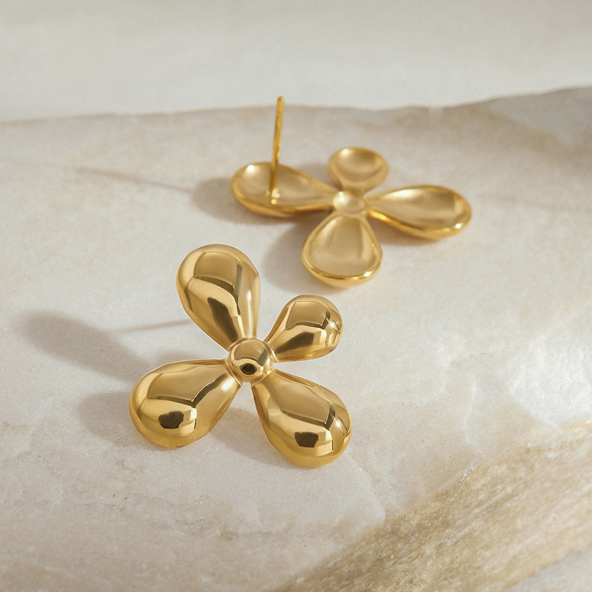 18K gold flower-shaped earrings with classic and simple design