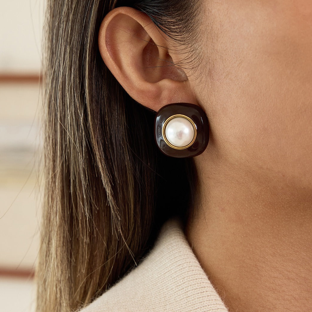 18K gold-plated titanium steel stud earrings with enamel and pearls.