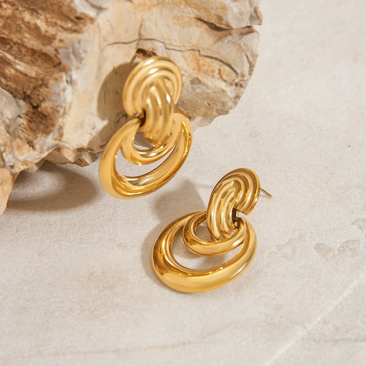 18K gold hollow crescent design classic and fashionable earrings
