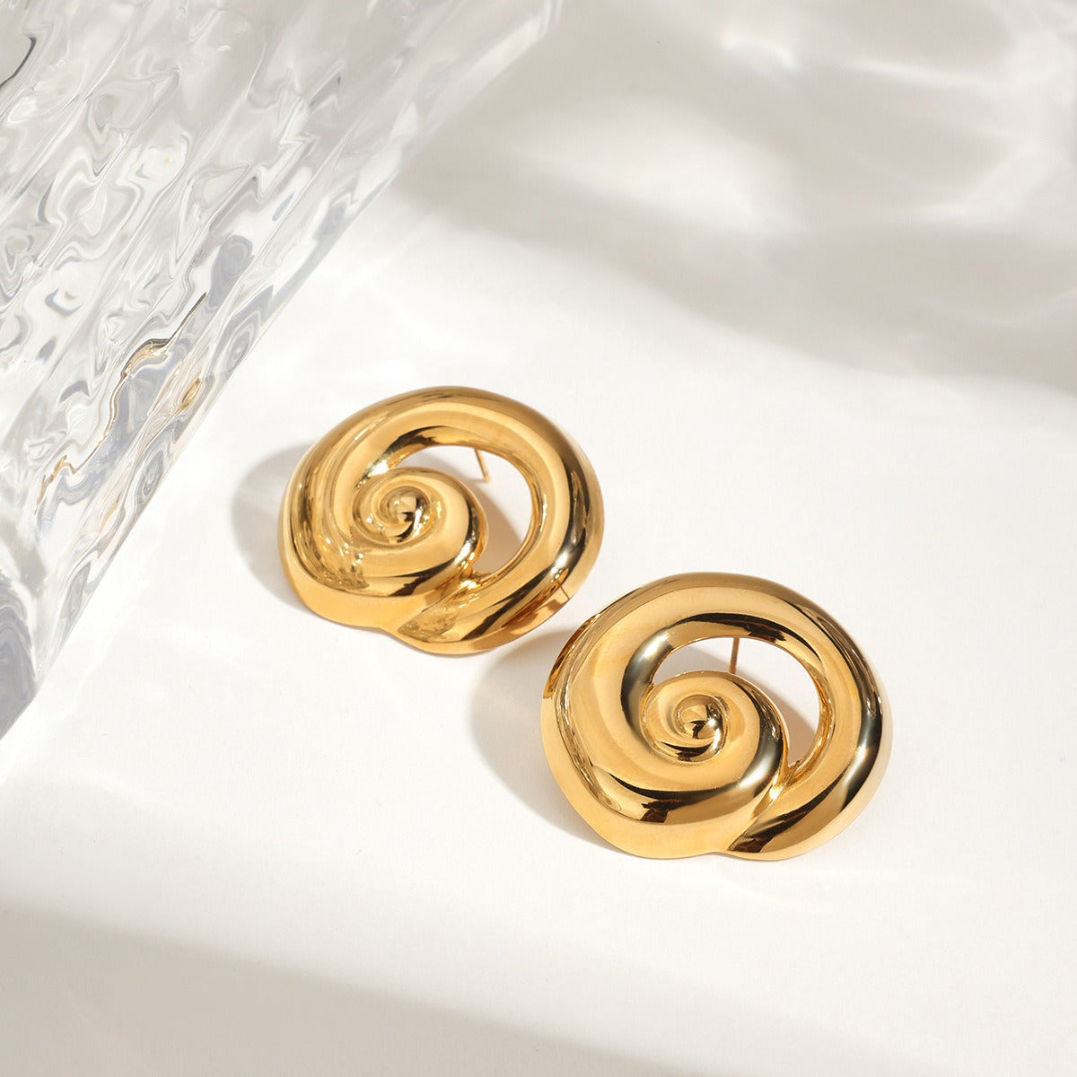 18K gold hollow thread design classic and fashionable earrings