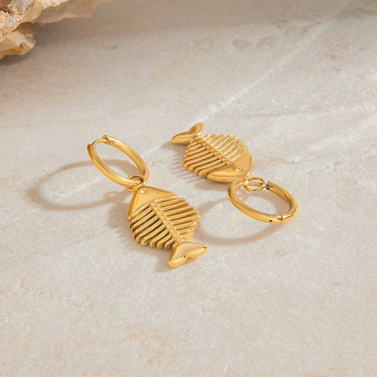 18K goldfishbone-shaped earrings with unique personality