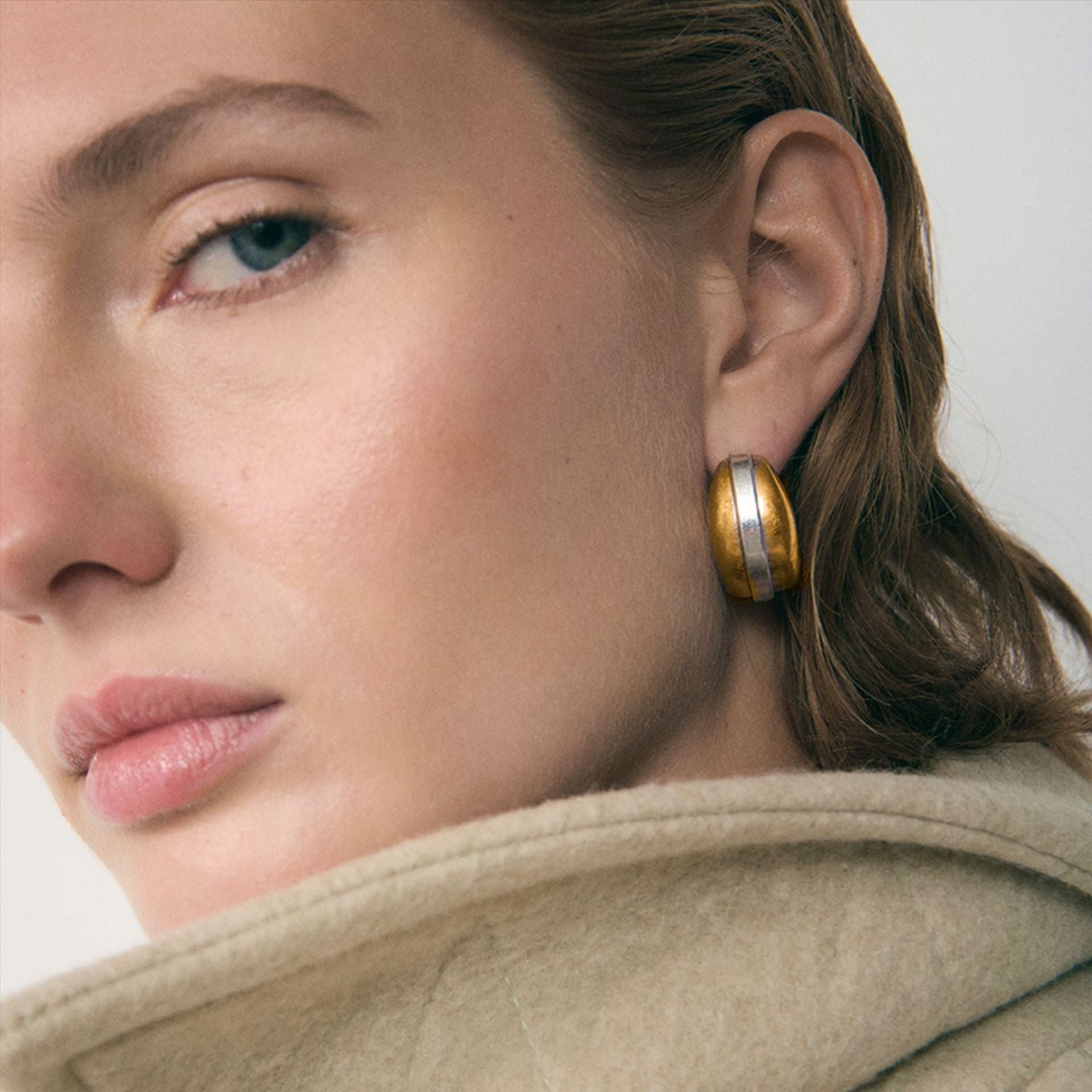 18k gold teardrop-shaped earrings with gold and silver color matching design, simple and unique