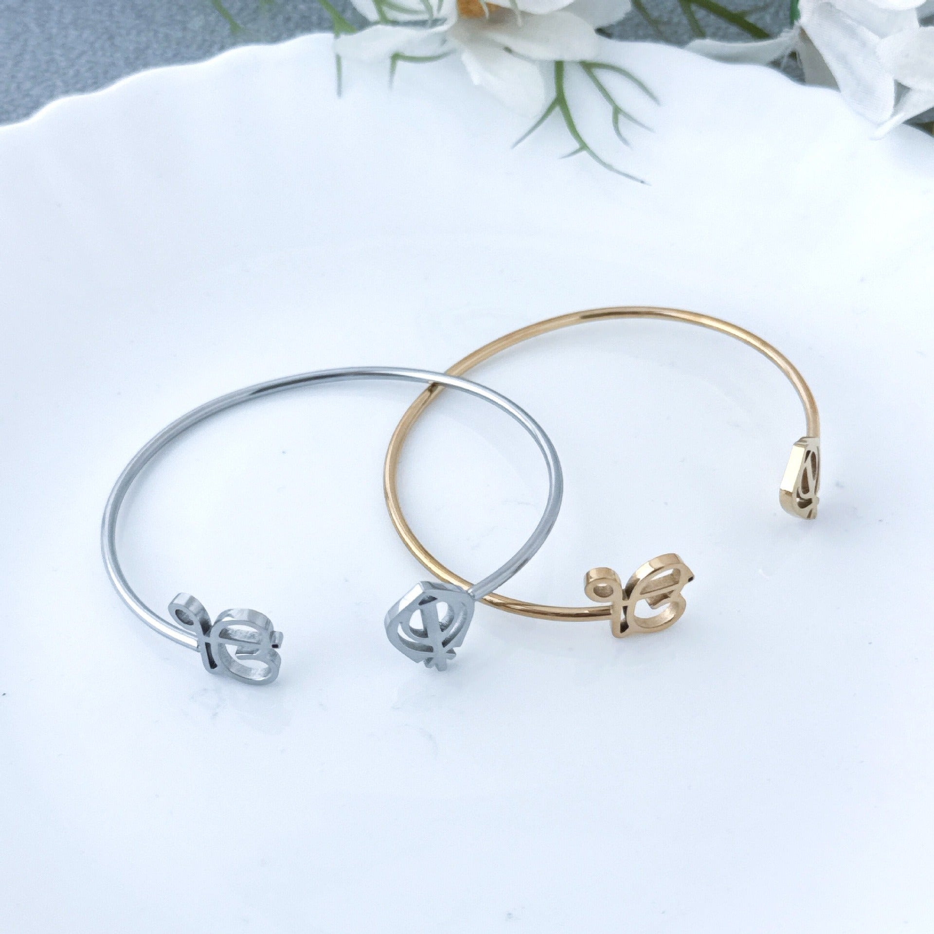 18K gold open-design smooth bangle bracelet