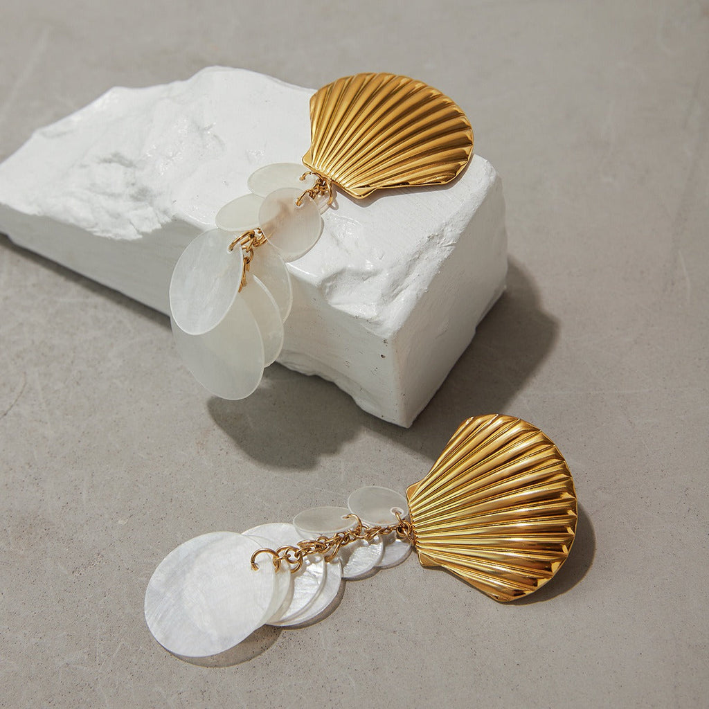18K gold shell-shaped earrings with round tassel design
