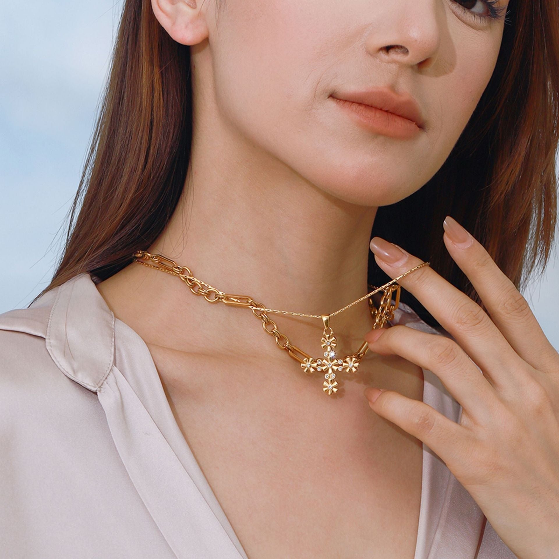 18K gold cross with flower-shaped design exquisite and fashionable necklace
