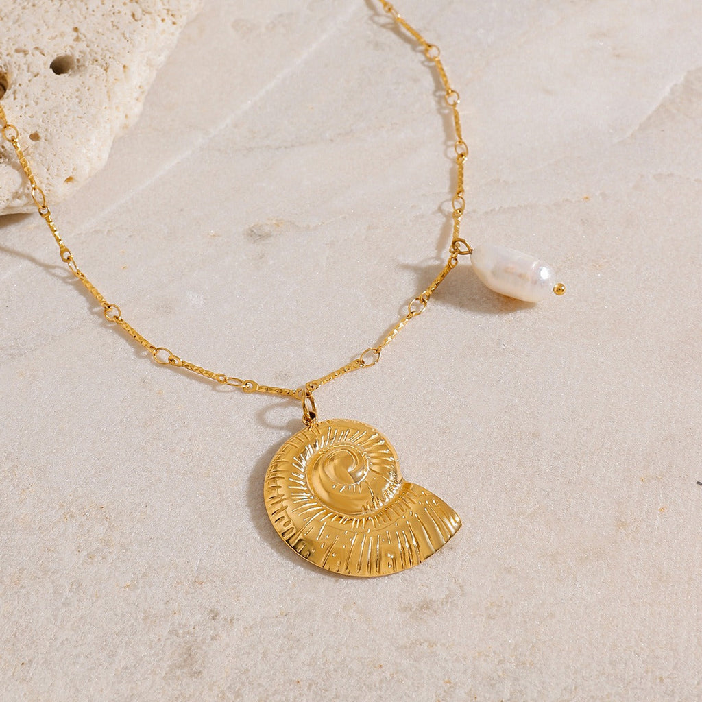 18K gold conch-shaped necklace with pearl design