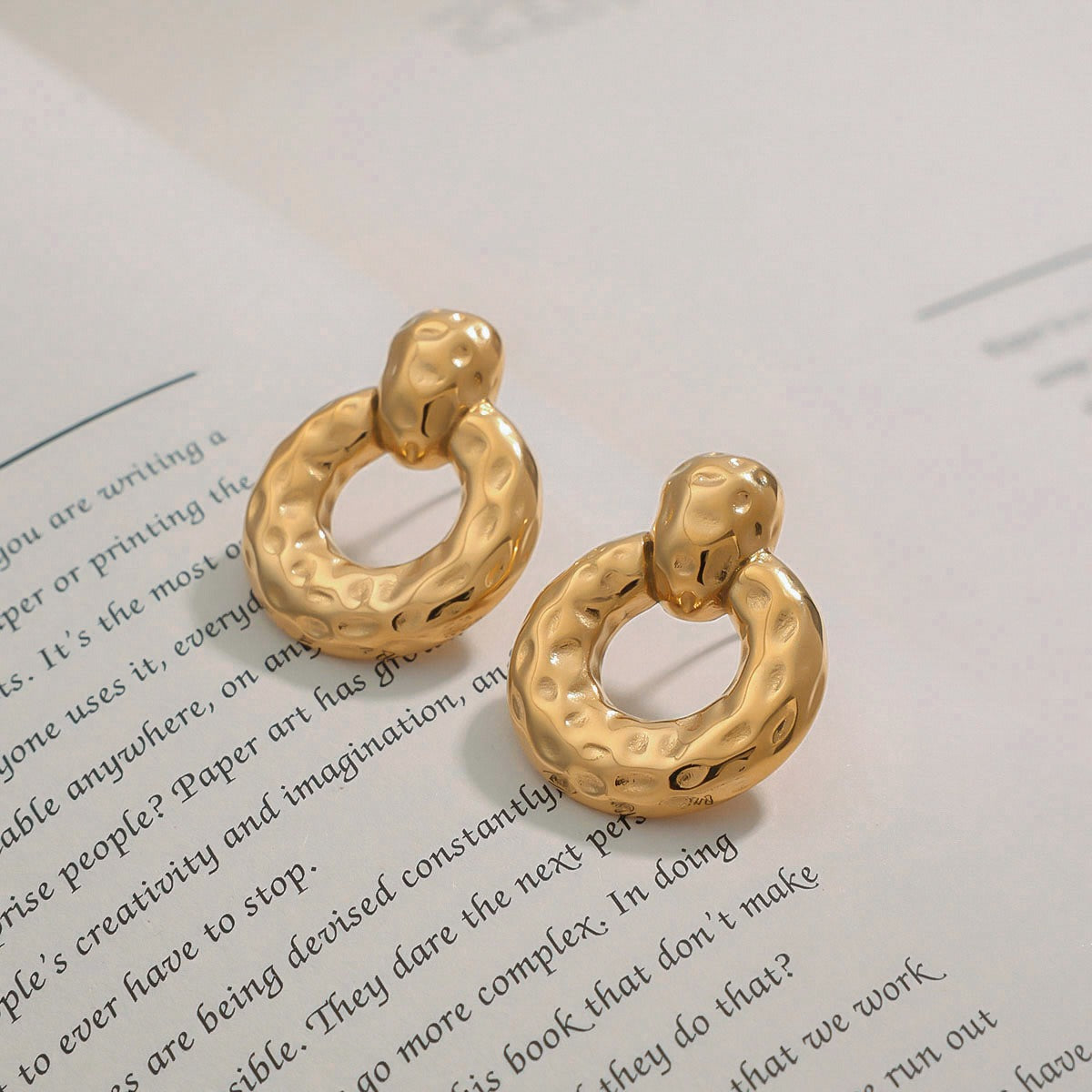 18K gold hollow round with texture design unique personality earrings18K gold hollow round with texture design unique personality earrings