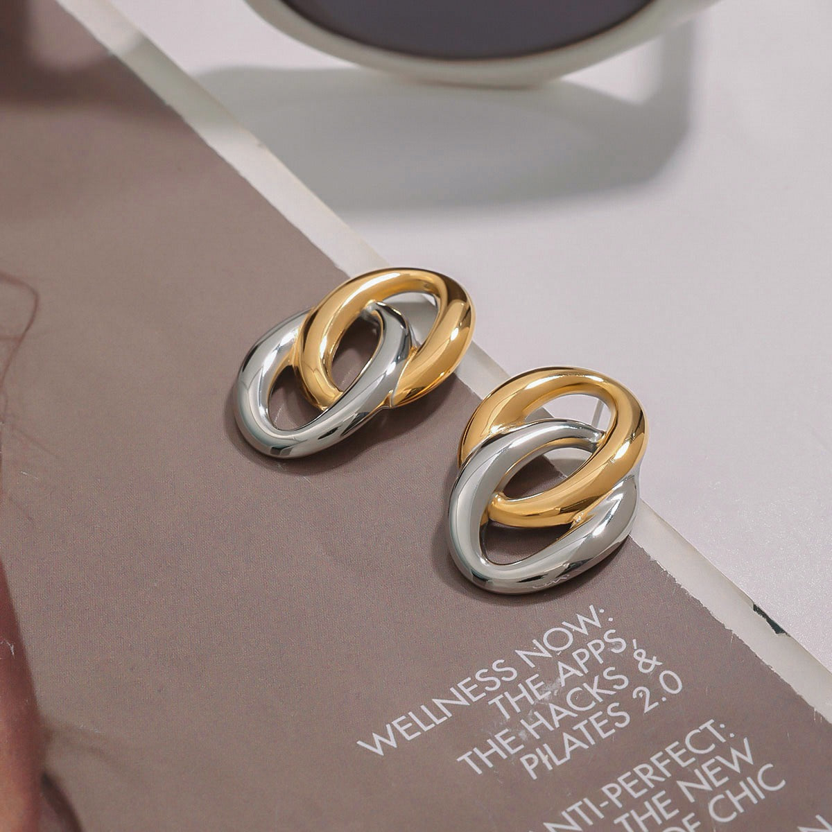 18K gold hollow oval earrings with gold and silver color matching design, simple and elegant
