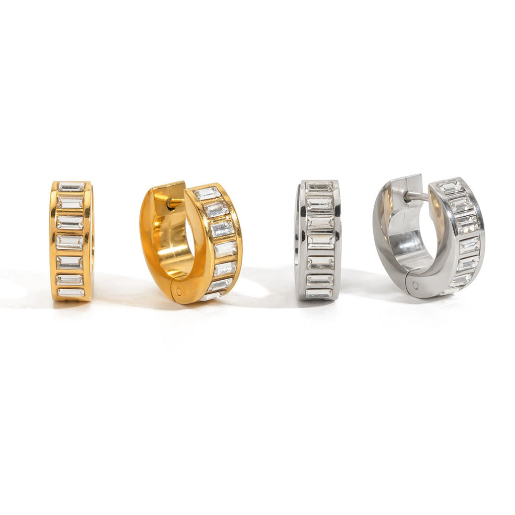 Luxurious and sophisticated 18K gold earrings inlaid with rhinestones.