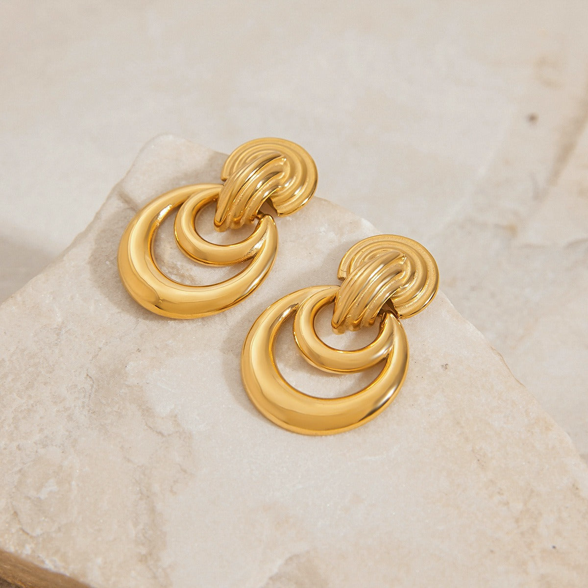18K gold hollow crescent design classic and fashionable earrings
