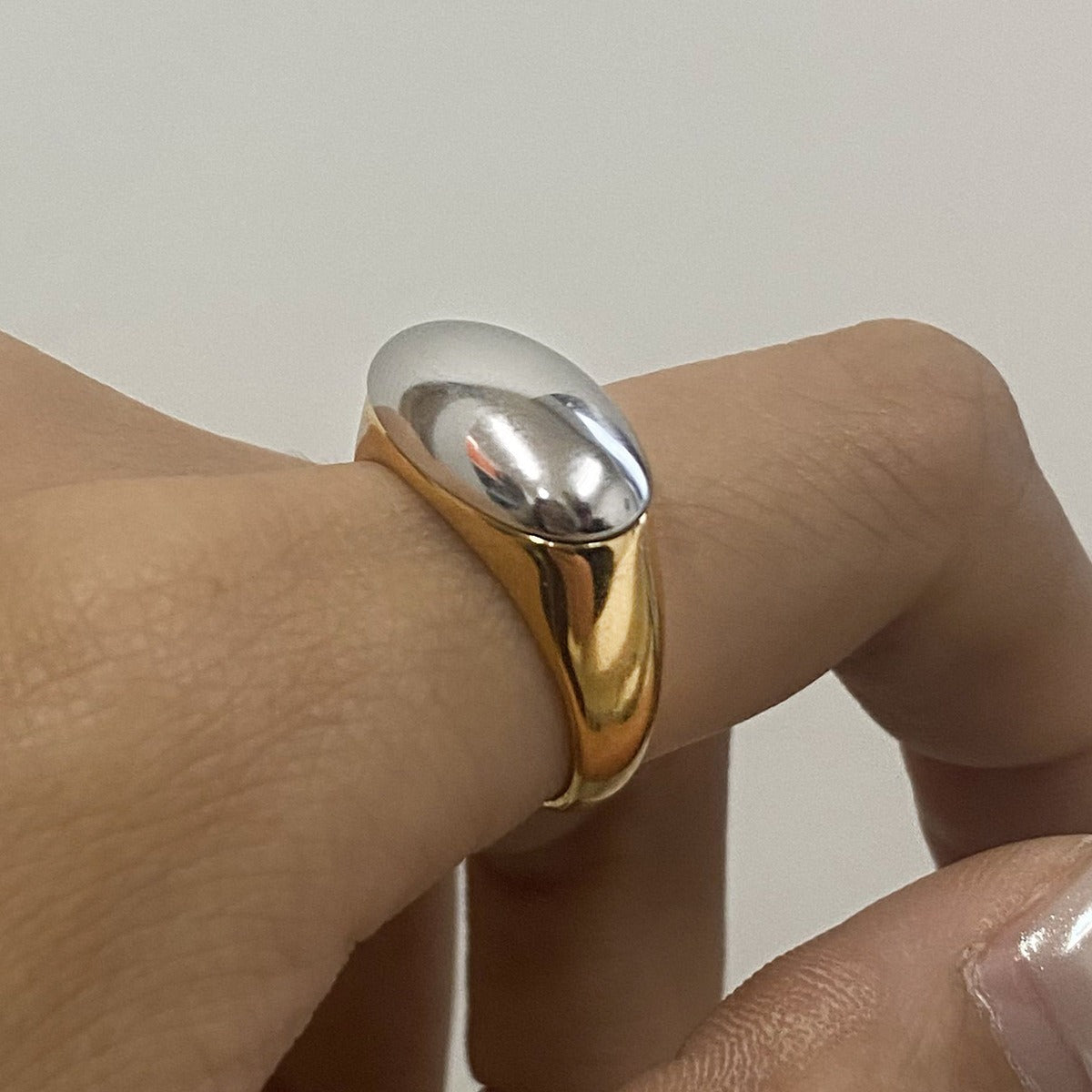 18K gold oval ring with gold and silver color matching design, simple and personalized ring