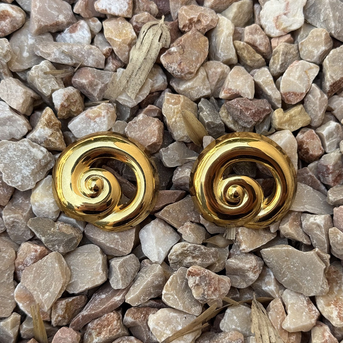 18K gold hollow thread design classic and fashionable earrings