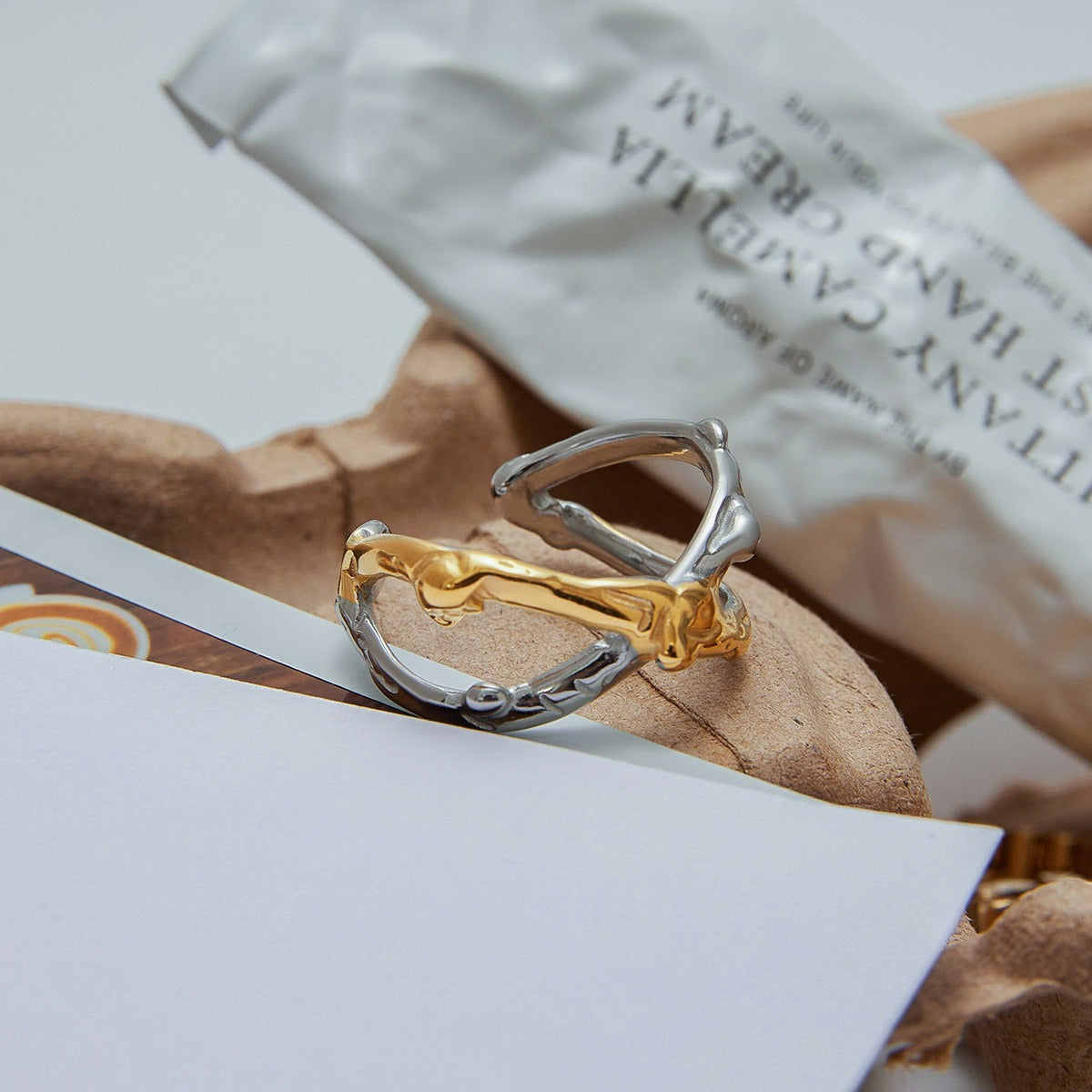 18K gold ring of light luxury high-end jewelry
