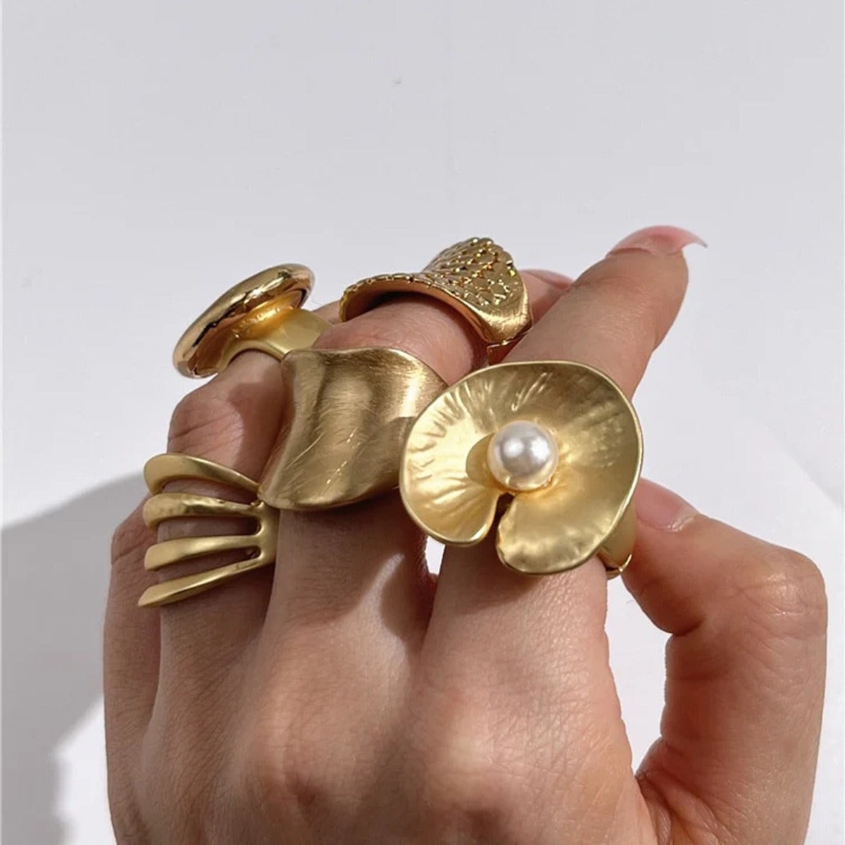 18K gold geometric inlaid pearl design classic simple ring