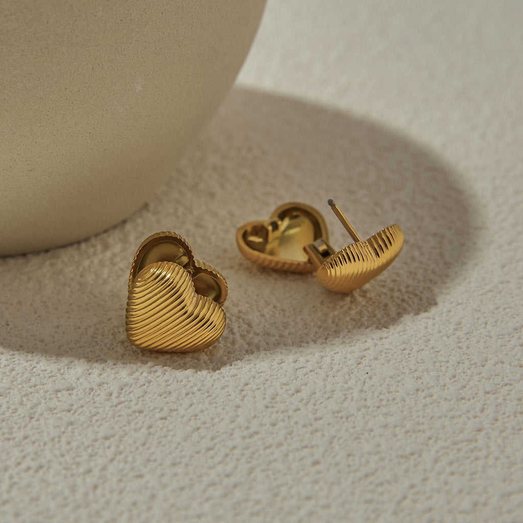 18K gold heart-shaped earrings with textured design, simple and fashionable