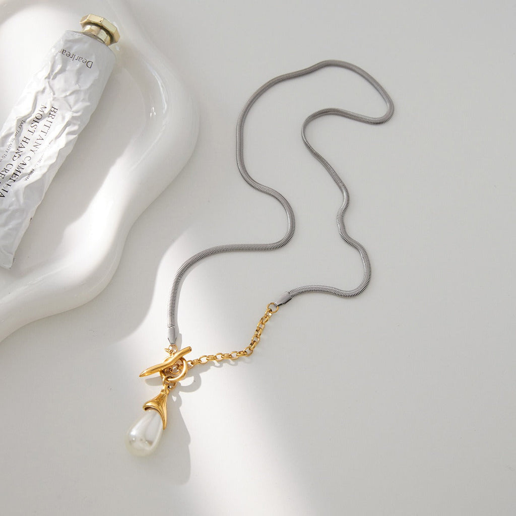 Pearl sweater chain, a luxurious and high-end titanium steel necklace.
