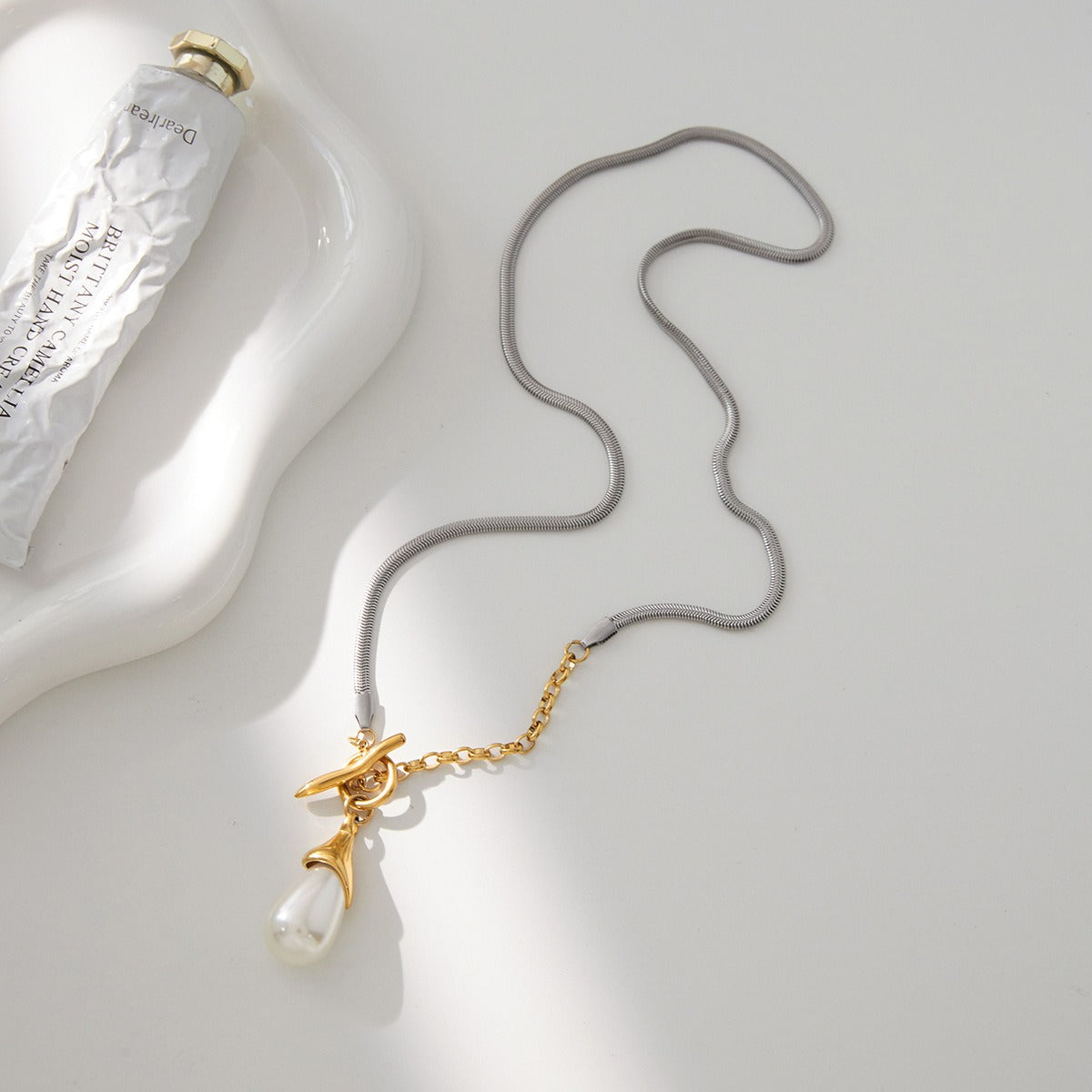 Pearl sweater chain, a luxurious and high-end titanium steel necklace.