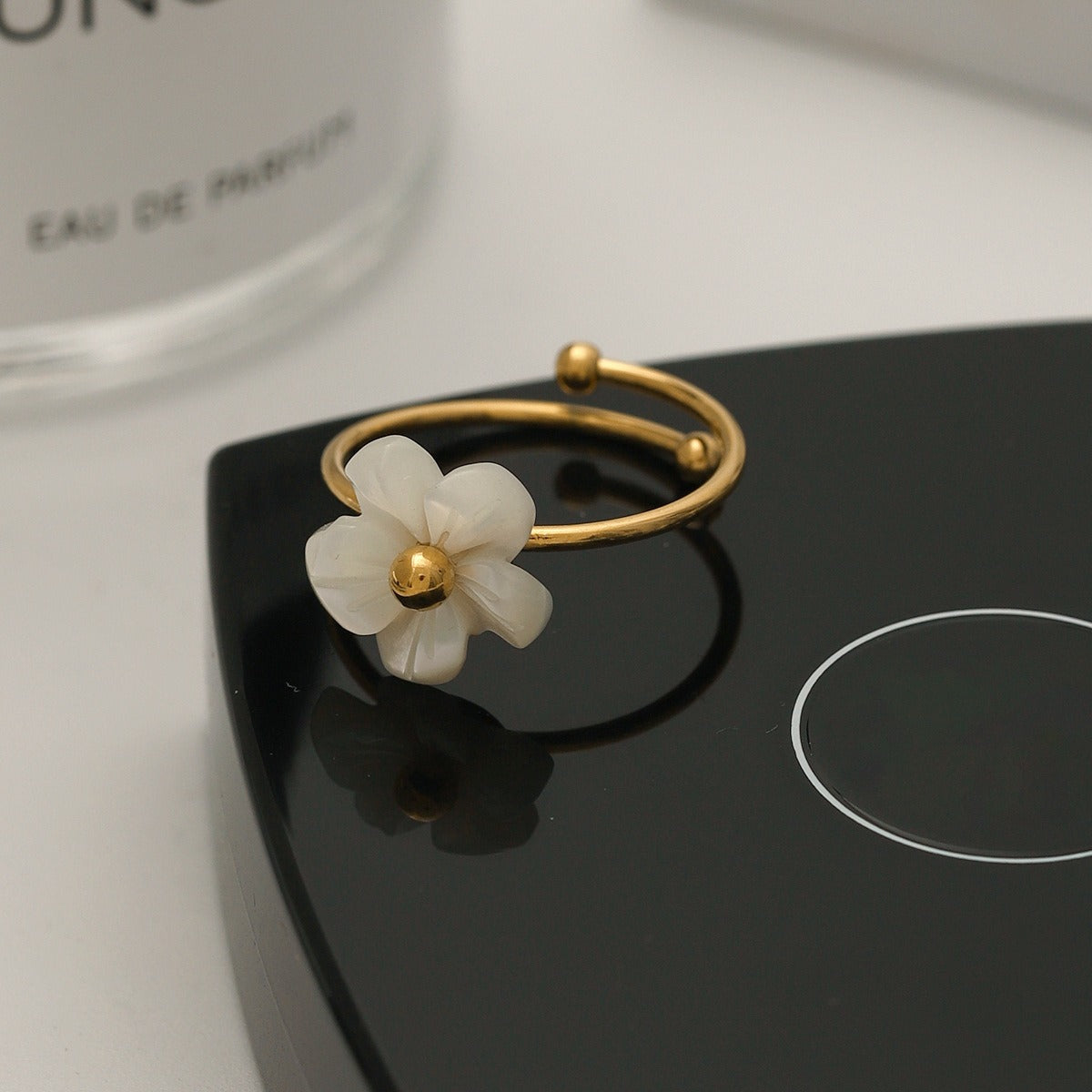 18K gold flower-shaped exquisite and noble ring