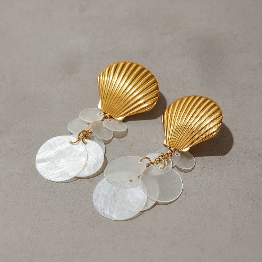 18K gold shell-shaped earrings with round tassel design