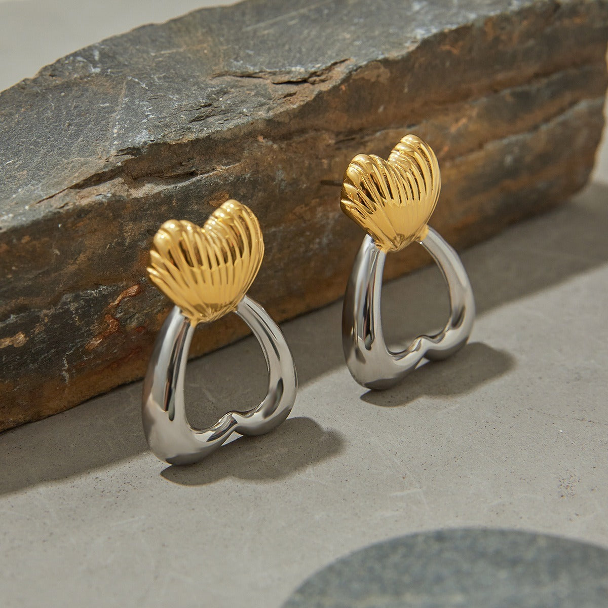 18K gold heart-shaped earrings with gold and silver color matching design, trendy and personalized