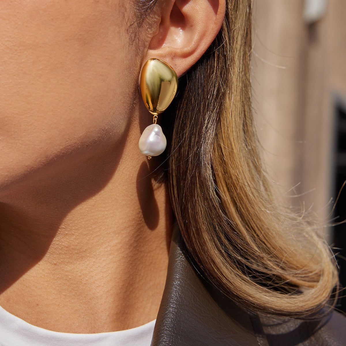 18K gold-plated pearl and titanium steel stud earrings