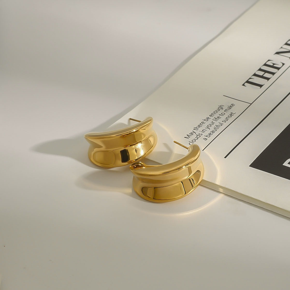 18k gold crescent-shaped design trendy and personalized earrings
