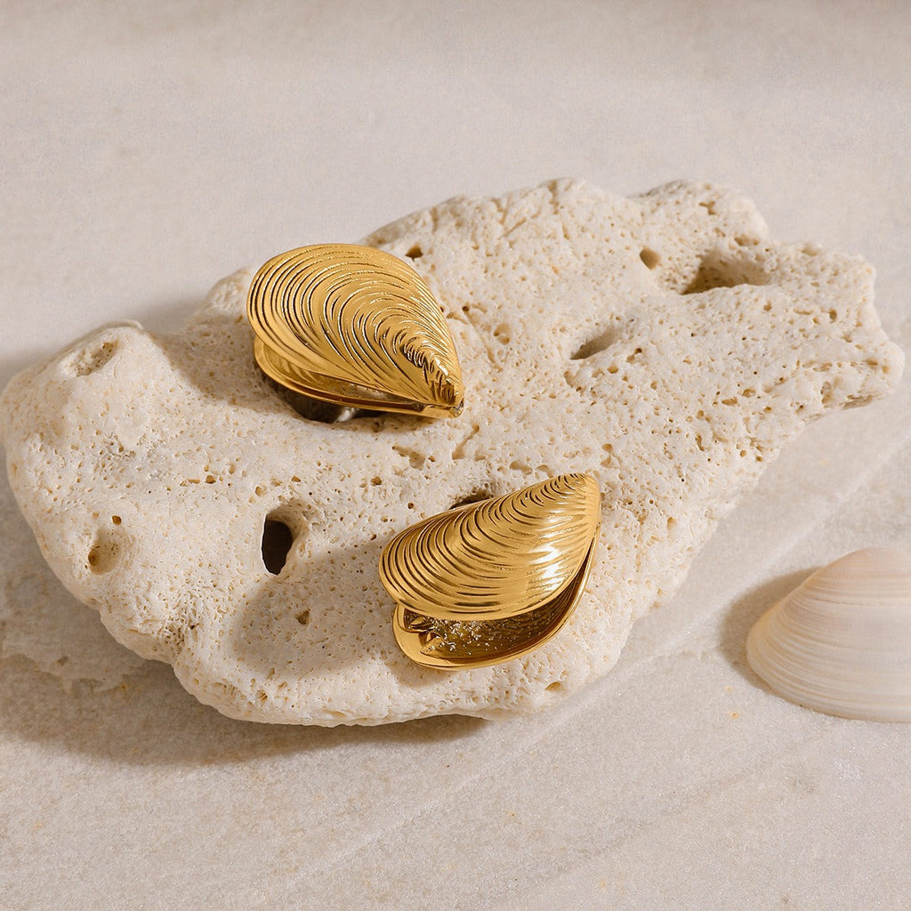 18K gold open sea clam with textured design exquisite and fashionable earrings