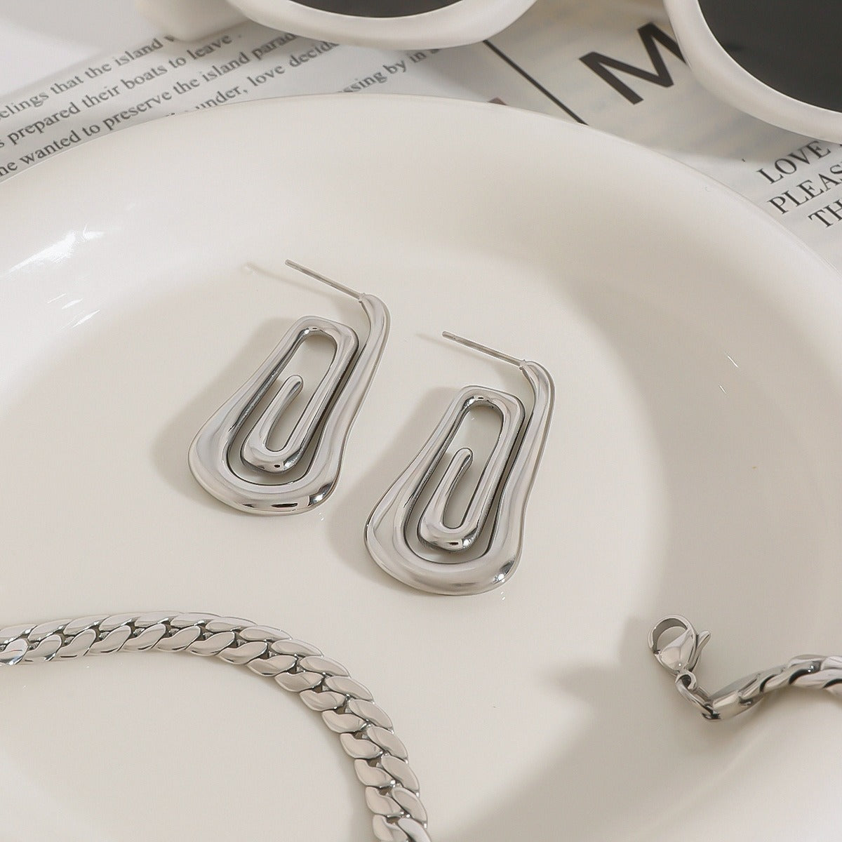 Threaded and hollow design, simple and elegant earrings